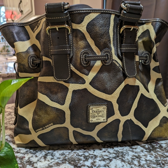 Dooney & Bourke Handbags - Dooney & Bourke giraffe 🦒 pattern leather shoulder bag